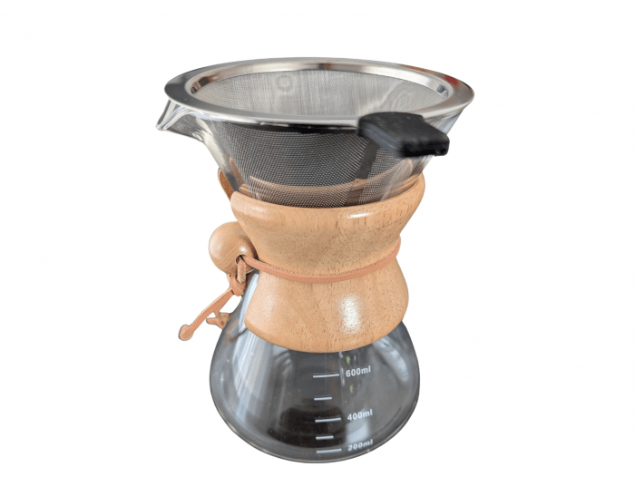 Glas-Kaffeekanne mit Holzkragen, Edelstahl-Sieb und Messmarkierungen für die manuelle Filterkaffee-Zubereitung