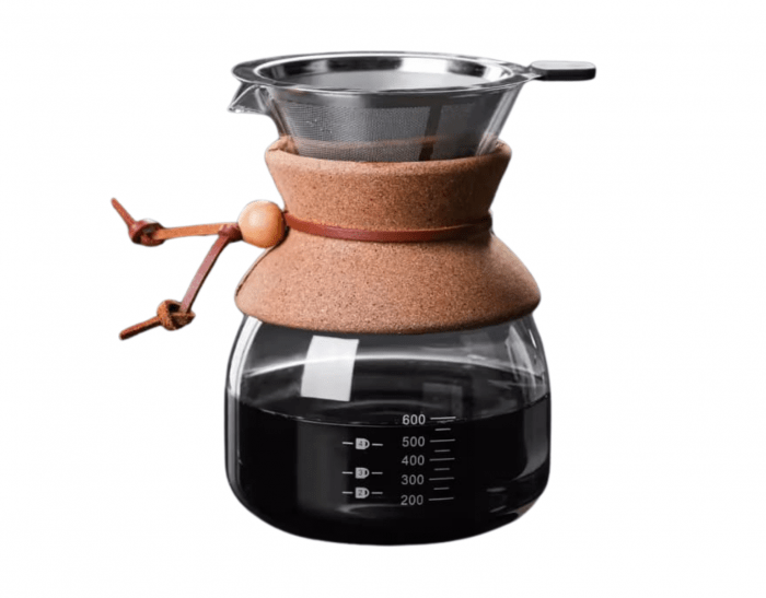 Glas-Kaffeekanne mit Korkmanschette, Edelstahl-Metallfilter und frisch gebrühtem Filterkaffee, Maßeinteilung bis 600 ml