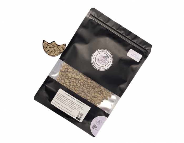 Schwarze Verpackung mit grünen Rohkaffeebohnen von Faircup Coffee, sichtbar durch transparentes Fenster