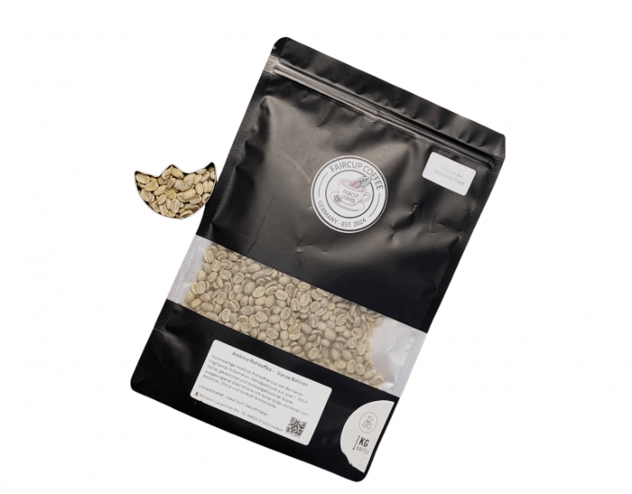 Schwarze Kaffeetüte mit Sichtfenster voller heller Kaffeebohnen, Faircup Coffee Logo und 1kg-Kennzeichnung