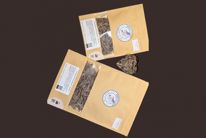 Zwei braune Versandtaschen mit transparenten Fenstern zeigen Single origin Kaffee in Bohnenform und Fair Trade Siegel