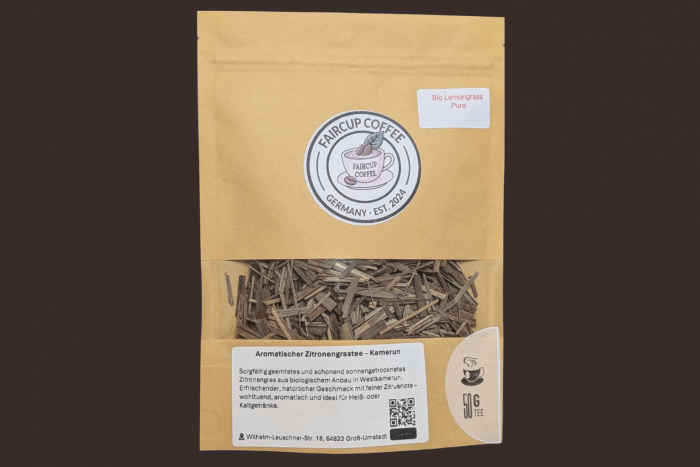 Braune Kraftpapiertüte mit Bio-Zitronengras von Faircup Coffee aus Deutschland, durchsichtiges Fenster zeigt getrocknete Grasstücke