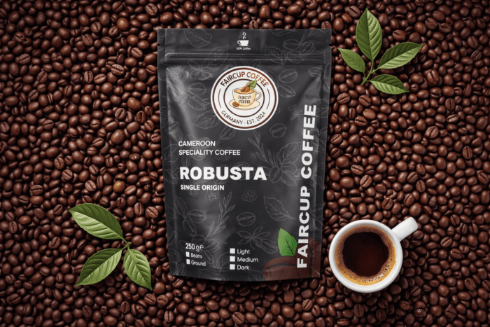Kaffeebeutel mit Aufschrift „Robusta Single Origin von Faircup Coffee auf Kaffeebohnen, daneben Tasse und Kaffeeblätter