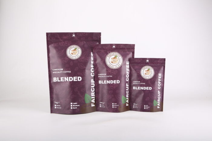 Drei burgunderrote Kaffeebeutel mit Faircup Coffee Blended-Aufdruck in den Größen 1kg, 500g und 250g nebeneinander