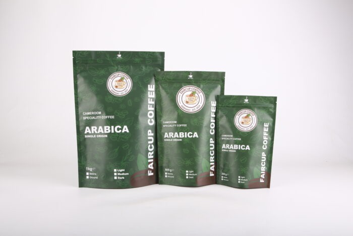 Drei grüne Kaffeeverpackungen Arabica Single Origin in den Größen 1kg, 500g und 250g nebeneinander aufgestellt