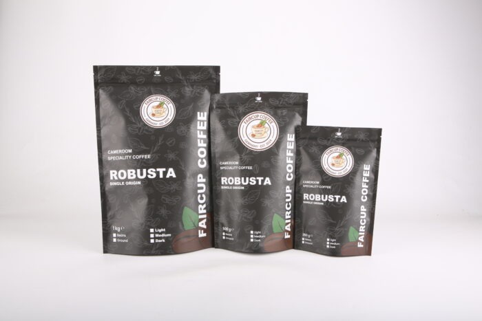 Drei schwarze Kaffeebeutel mit Robusta Single Origin Kaffee von Faircup Coffee in verschiedenen Größen nebeneinander