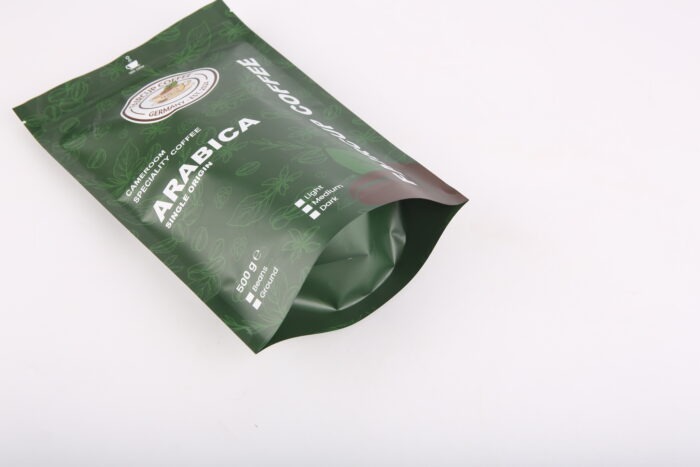 Grüne Kaffeeverpackung mit der Aufschrift Arabica Single Origin, 500g, auf weißem Hintergrund
