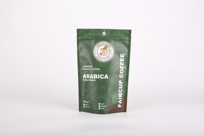 Grüne Kaffeepackung mit Aufschrift „Arabica Single Origin von Faircup Coffee, 250g Cameroon Speciality Coffee