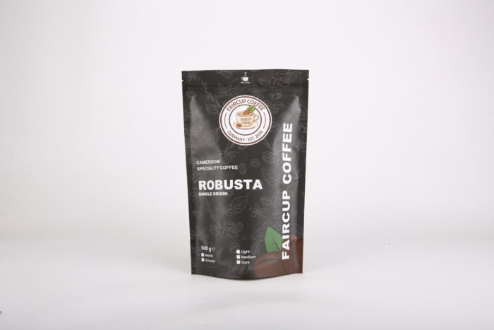 Schwarze Kaffeepackung mit Robusta Single Origin Filterkaffee von Faircup Coffee, 500g, auf grauem Hintergrund