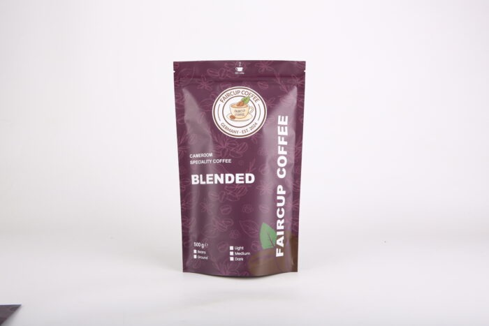 Violette Kaffeepackung mit Faircup Coffee Logo, Aufschrift „Blended und „Faircup Coffee, 500g Spezialitätenkaffee aus Kamerun
