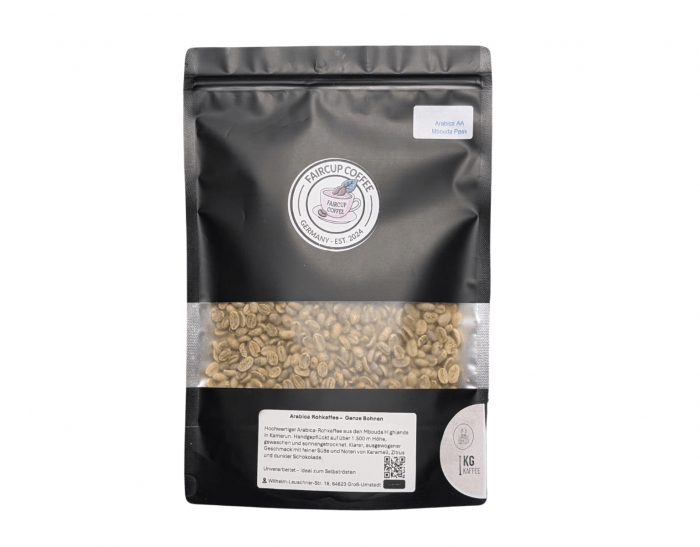 Schwarze Kaffeepackung mit Faircup Coffee Logo und Sichtfenster mit grünen Rohkaffeebohnen aus Arabica AA Mbouda Peak