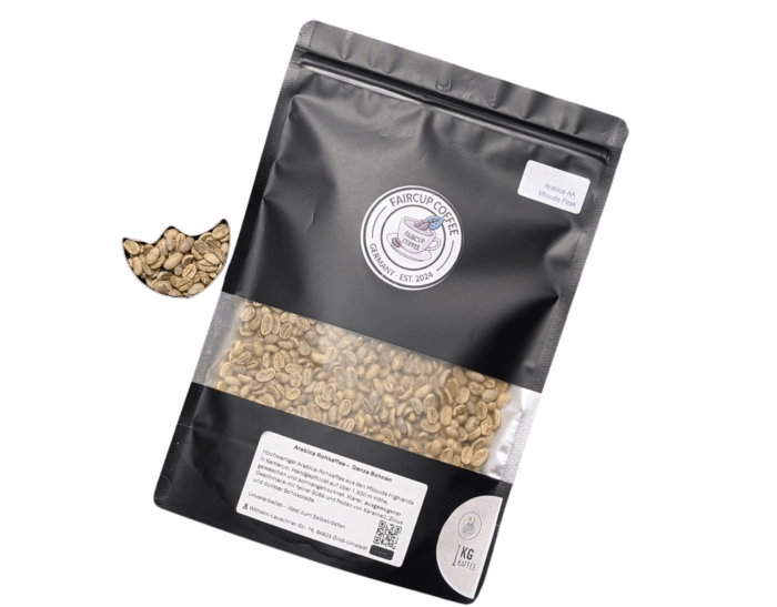 Schwarze Kaffeeverpackung von Faircup Coffee mit Sichtfenster, gefüllt mit grünen Rohkaffeebohnen, daneben lose Bohnen