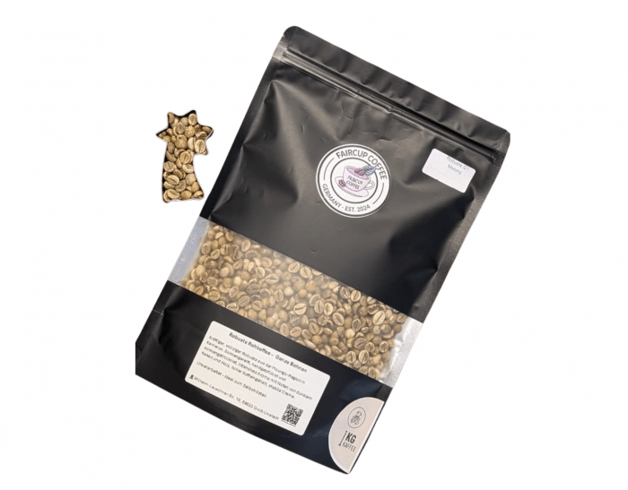 Schwarze Kaffeetüte mit Sichtfenster gefüllt mit grünen Rohkaffeebohnen, daneben ein kleiner Sack aus Jute